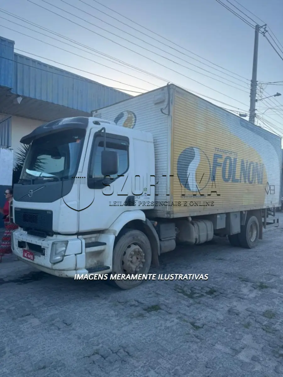LOTE 002 - 01 (UM) VEÍCULO CAMINHÃO VOLVO/VM 270 4X2R, FAB/MOD 2014/2015