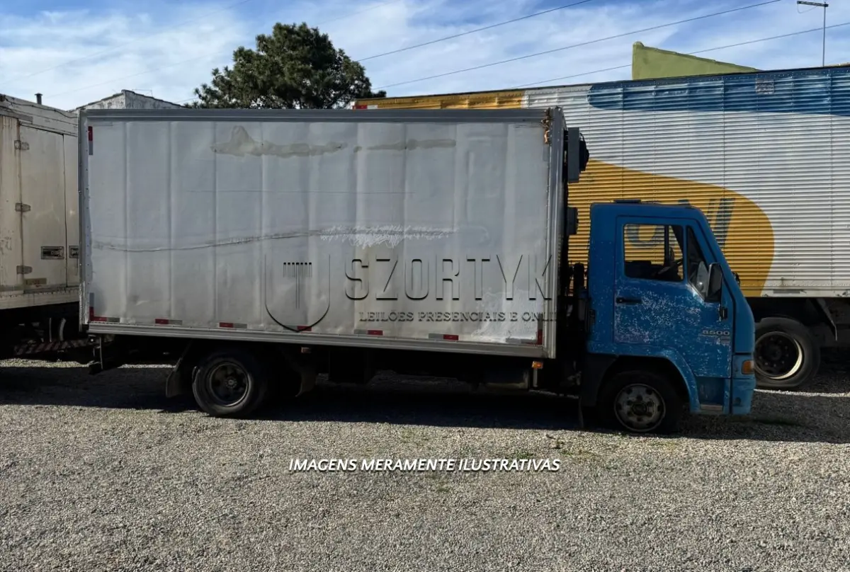 LOTE 002 - 01 (um) caminhão Agrale 8500 TCA, cor azul, com baú frigorífico, ano/mod 2003