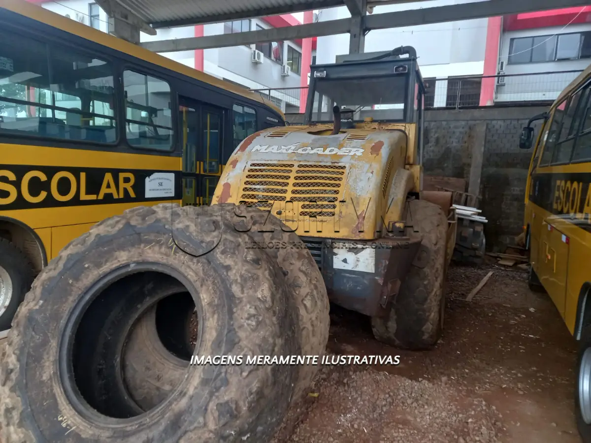 LOTE 002 - ROLO COMPACTADOR VIBRATÓRIO  MAXLOADER MAX 212/6, 2015 E 2 PNEUS USADOS 23.1-26 G7 TUBES NYLON 12PR WESTLAKE
