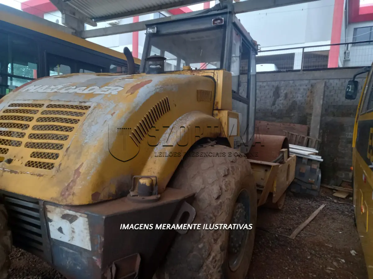 LOTE 002 - ROLO COMPACTADOR VIBRATÓRIO  MAXLOADER MAX 212/6, 2015 E 2 PNEUS USADOS 23.1-26 G7 TUBES NYLON 12PR WESTLAKE