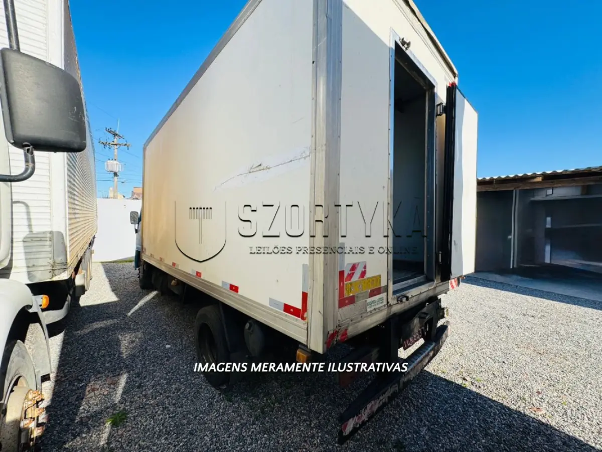 LOTE 002 - 01 (um) caminhão Agrale 8500 TCA, cor azul, com baú frigorífico, ano/mod 2003