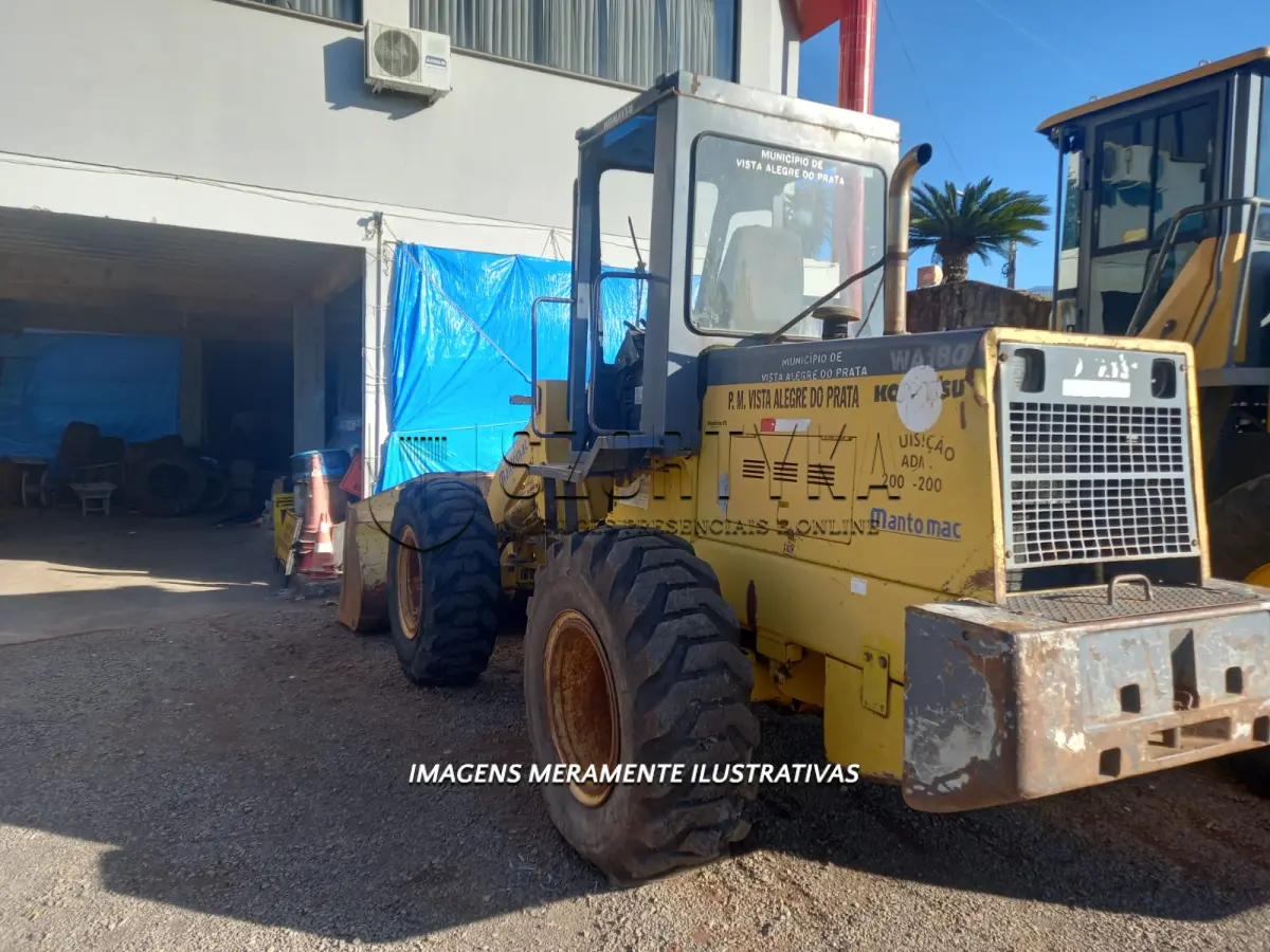 LOTE 001 - CARREGADEIRA MARCA KOMATSU, MODELO WA 180 DIESEL, 2009