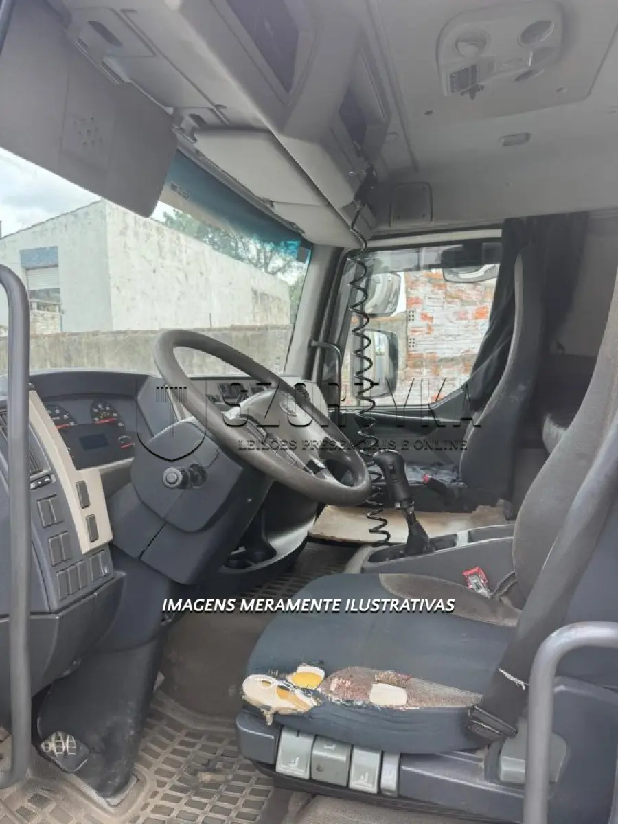 LOTE 002 - 01 (UM) VEÍCULO CAMINHÃO VOLVO/VM 270 4X2R, FAB/MOD 2014/2015