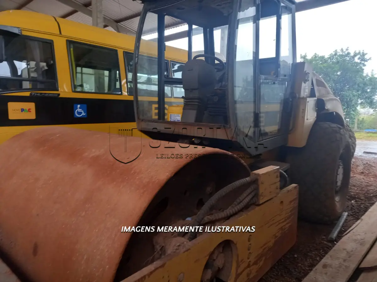 LOTE 002 - ROLO COMPACTADOR VIBRATÓRIO  MAXLOADER MAX 212/6, 2015 E 2 PNEUS USADOS 23.1-26 G7 TUBES NYLON 12PR WESTLAKE