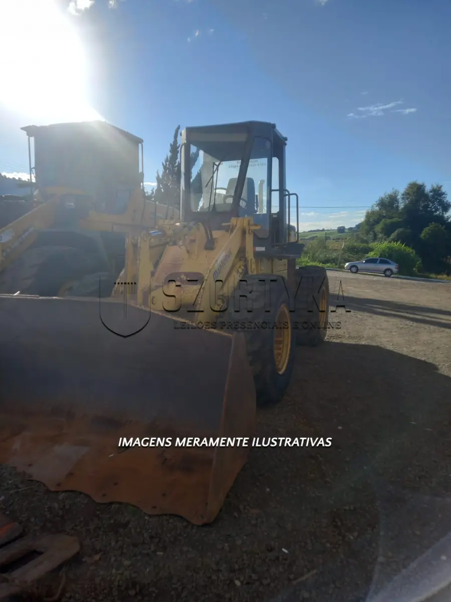 LOTE 001 - CARREGADEIRA MARCA KOMATSU, MODELO WA 180 DIESEL, 2009