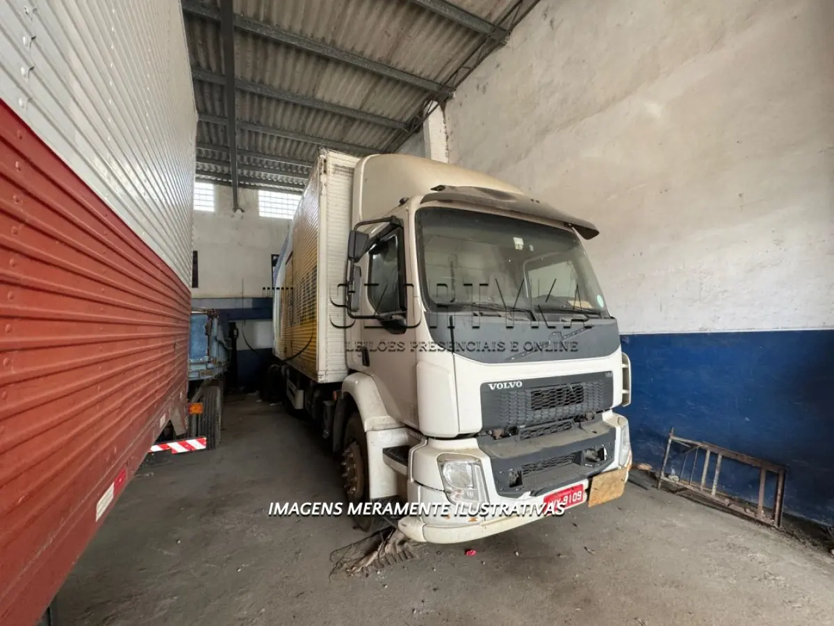 LOTE 001 - 01 (UM) VEÍCULO CAMINHÃO VOLVO/VM 270 6X2R, FAB/MOD 2014/2014