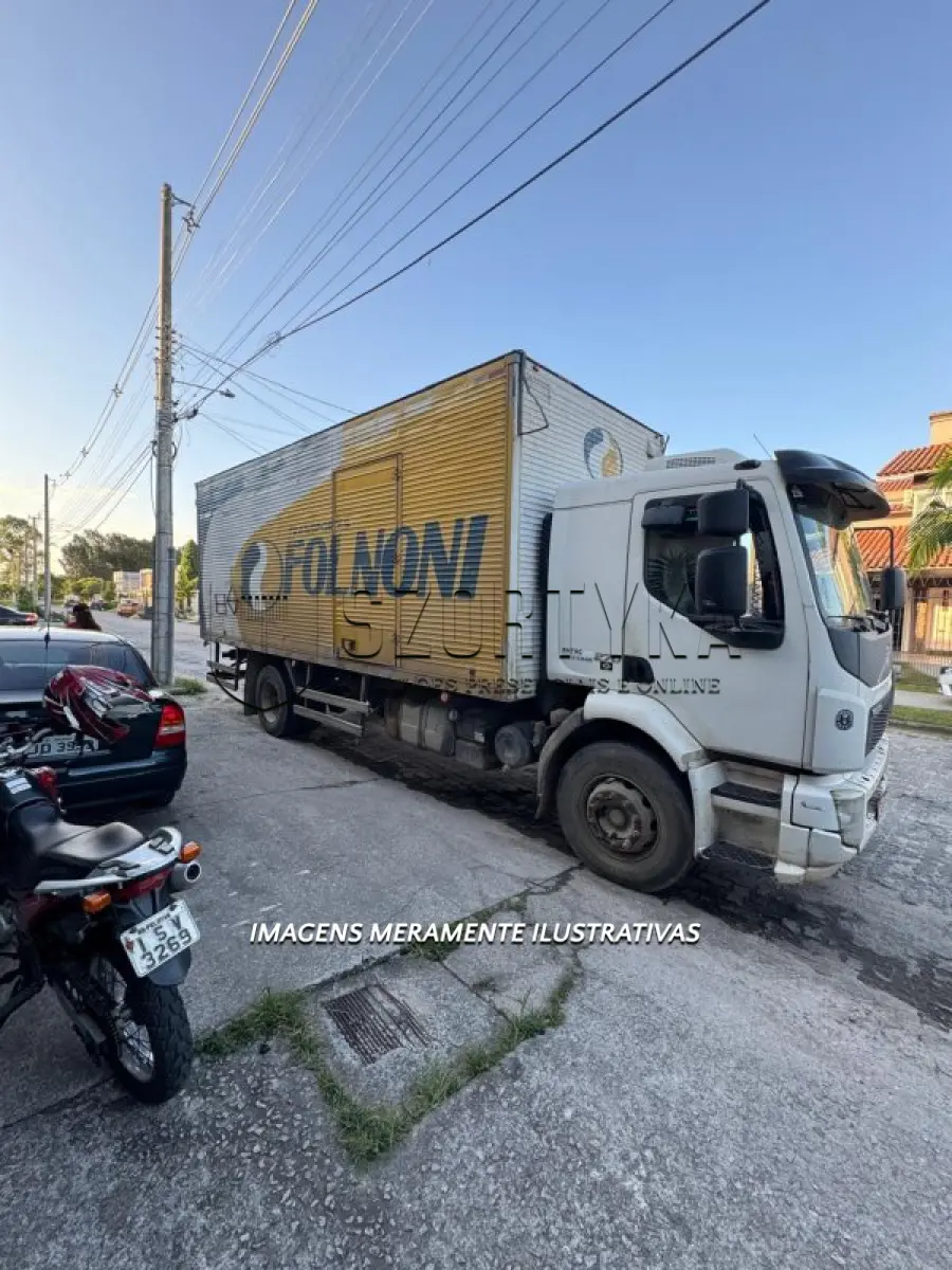 LOTE 002 - 01 (UM) VEÍCULO CAMINHÃO VOLVO/VM 270 4X2R, FAB/MOD 2014/2015