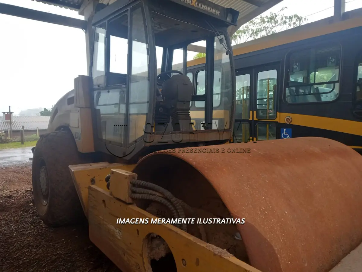 LOTE 002 - ROLO COMPACTADOR VIBRATÓRIO  MAXLOADER MAX 212/6, 2015 E 2 PNEUS USADOS 23.1-26 G7 TUBES NYLON 12PR WESTLAKE