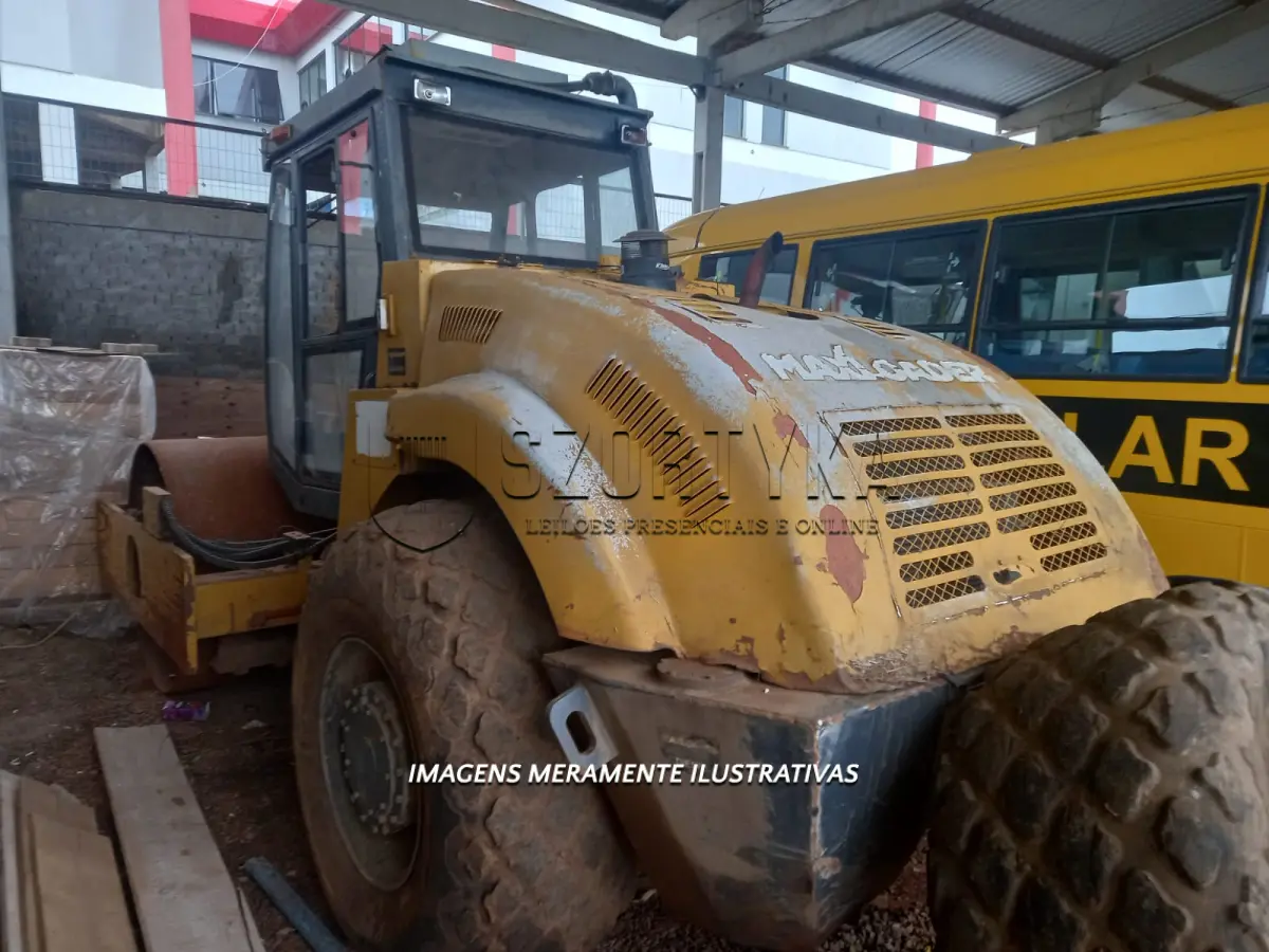LOTE 002 - ROLO COMPACTADOR VIBRATÓRIO  MAXLOADER MAX 212/6, 2015 E 2 PNEUS USADOS 23.1-26 G7 TUBES NYLON 12PR WESTLAKE