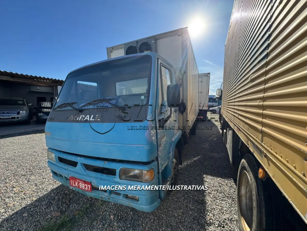 LOTE 002 - 01 (um) caminhão Agrale 8500 TCA, cor azul, com baú frigorífico, ano/mod 2003
