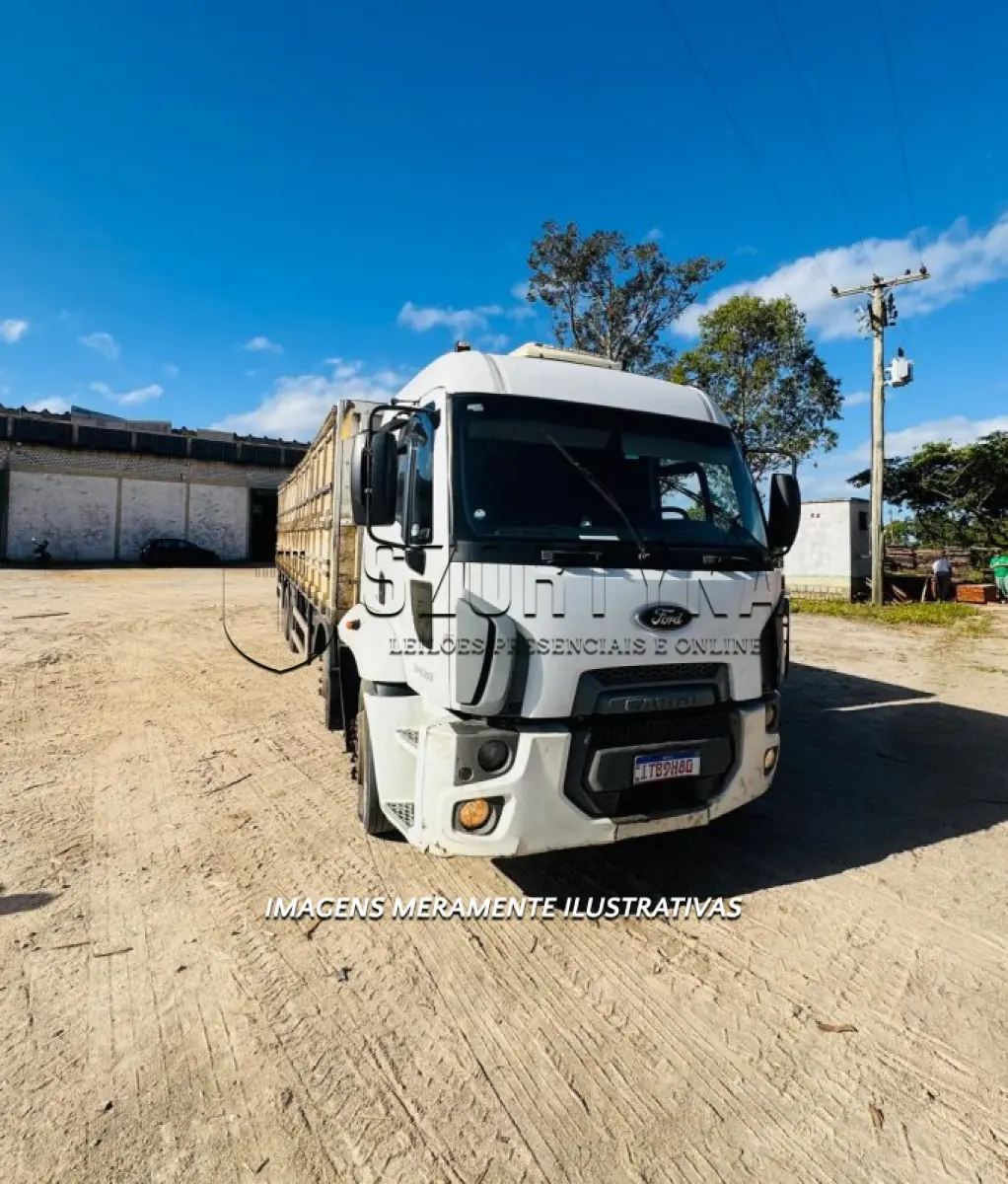 LOTE 002 - Ford/Cargo 2428 CNL, placas ITB9H80, ano/modelo 2011/2012, cor branca, 4 eixos, carroceria aberta.