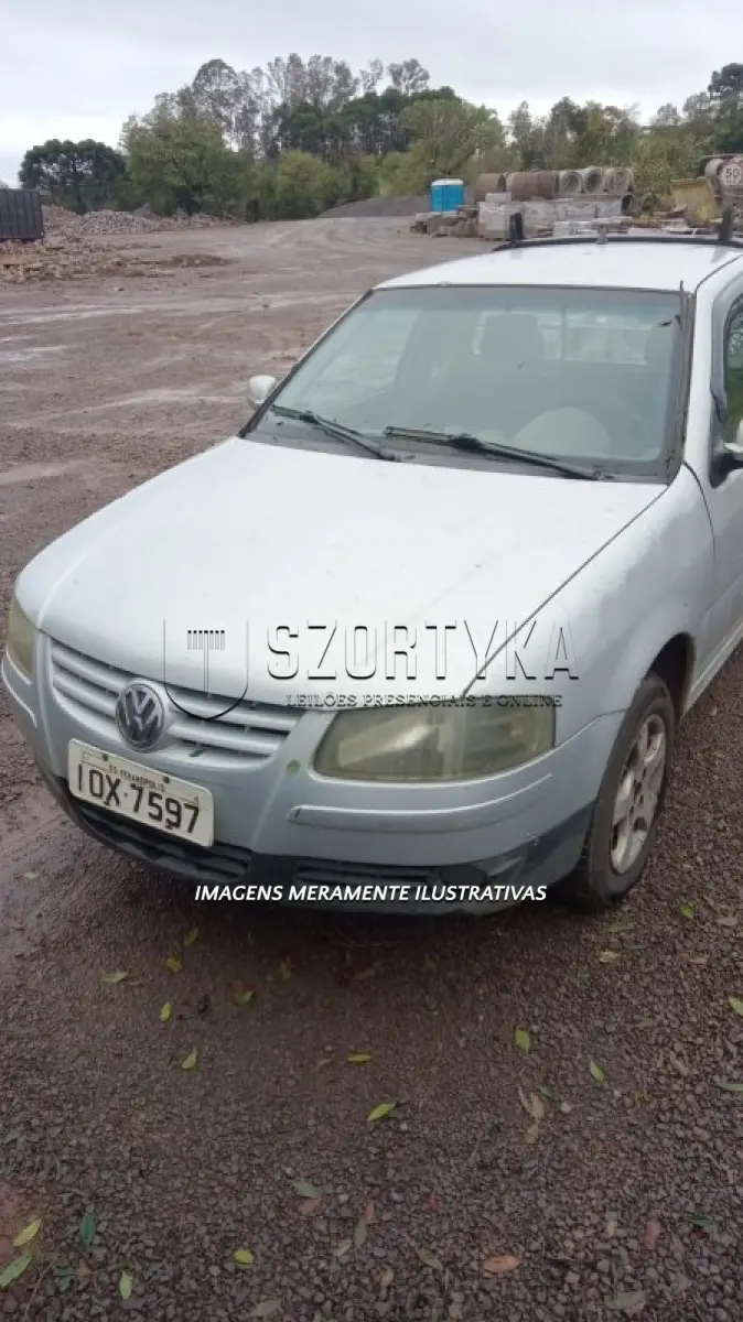 LOTE 009 - VEÍCULO VW/SAVEIRO 1.6, ANO/MOD 2008/2009, COR PRATA, PLACAS IOX7597.