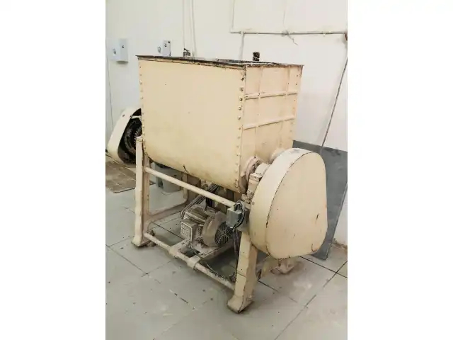 Leilão de um forno e duas masseiras industriais.