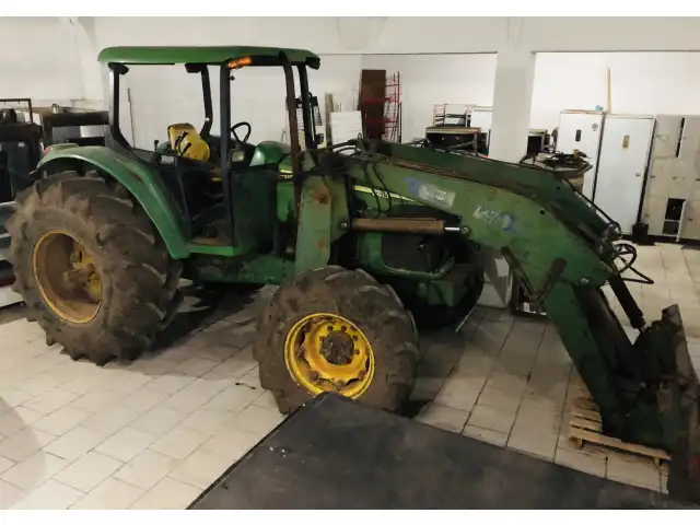 Leilão de um trator John Deere, modelo 6415, ano 2007, equipado com lâmina frontal MARCHESAN.