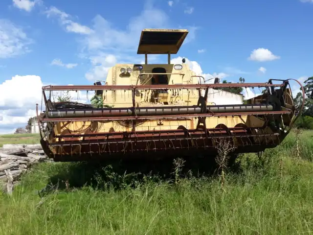 LEILÃO DE UMA COLHEITADEIRA NEW HOLLAND 8055