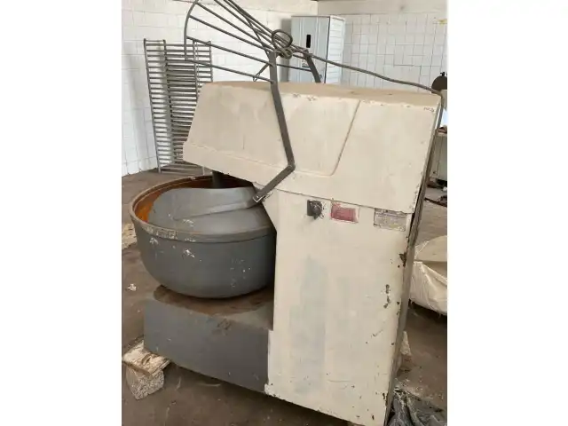 LEILÃO DE UMA AMASSADEIRA MARCA SUPERFECTA, CAPACIDADE PARA 50KG TRIFÁSICA