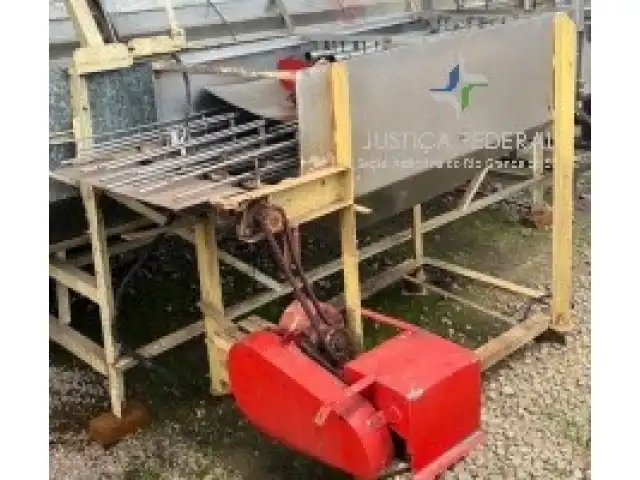 LEILÃO DE UMA ENCHEDEIRA DE CALDA, MEDINDO 1,50 X 0,40, EM AÇO INOX
