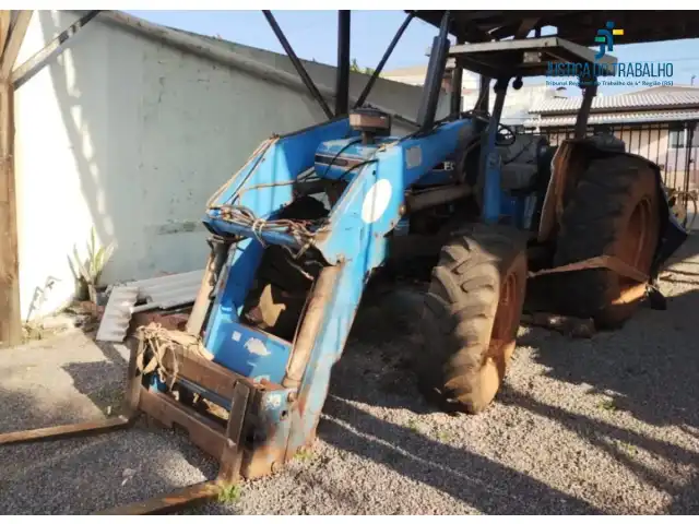 VENDA DIRETA DE UM TRATOR FORD MODELO 7610, COR AZUL, ANO/MOD 1994,  EQUIPADO COM PALETEIRA MARCA TATU