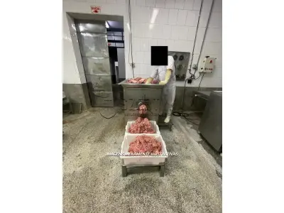 - 01 (um) Moedor de Carne,  em  inox,  fabricante  Confrimaq