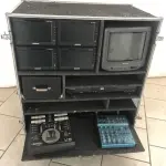01 ILHA DE EDIÇÃO (05 MONITORES, 01 DVD, 01 MESA DE VÍDEO E 01 MESA DE ÁUDIO)