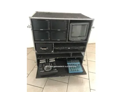 01 Ilha de edição (05 monitores, 01 DVD, 01 mesa de vídeo e 01 mesa de áudio)