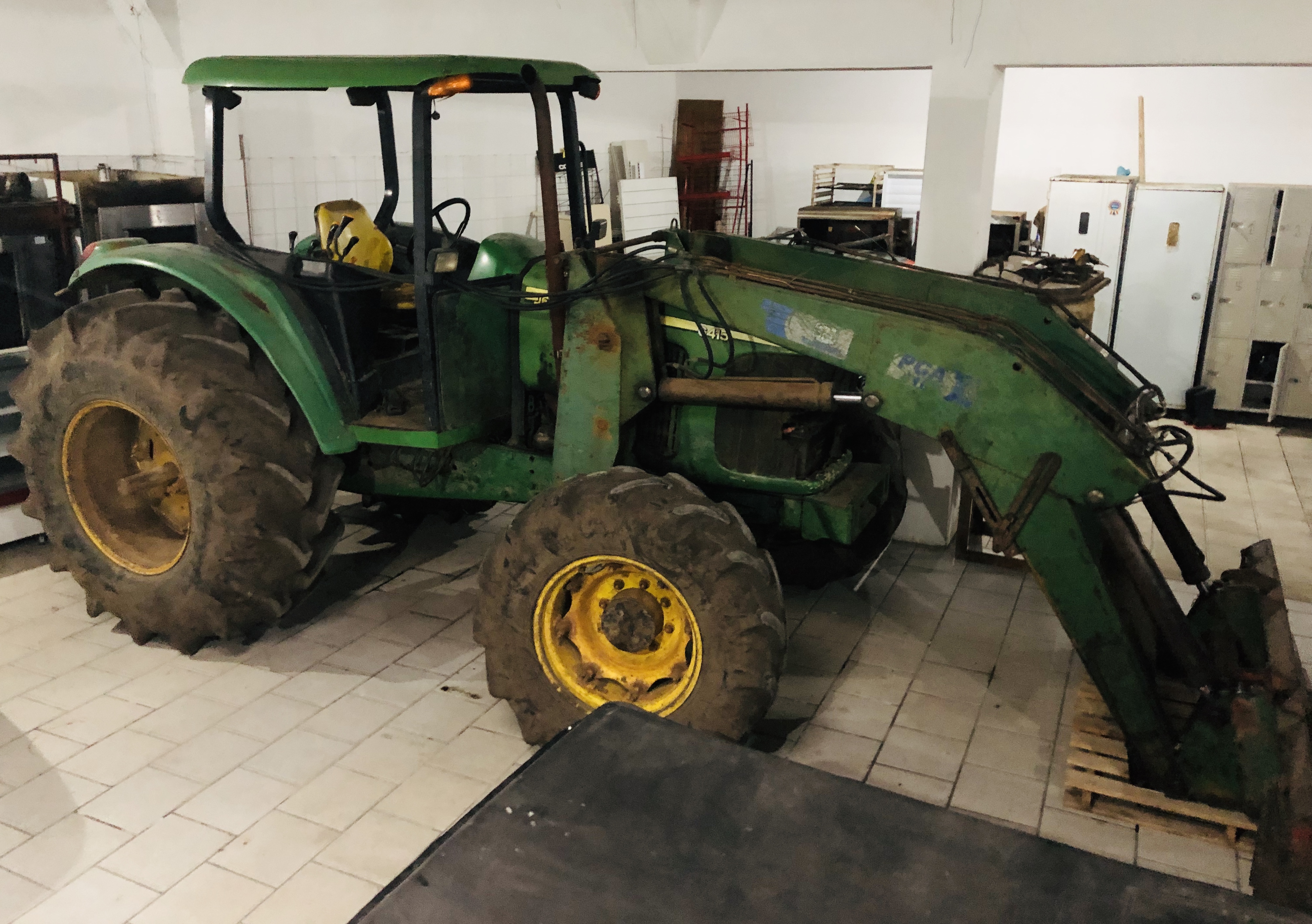 Leilão de um trator John Deere, modelo 6415, ano 2007, equipado com lâmina frontal MARCHESAN.