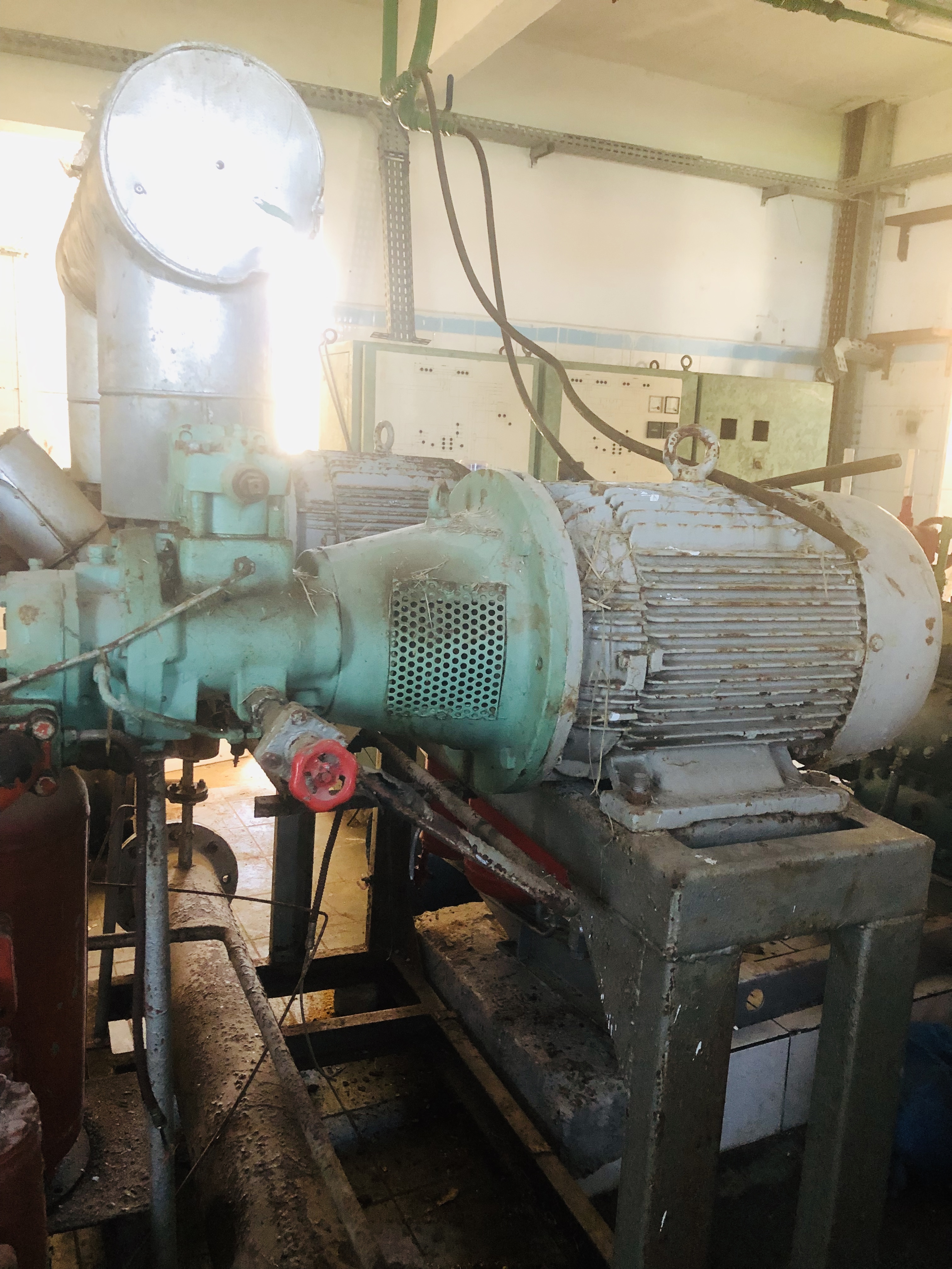 Leilão de 02 compressores de parafuso, sistema helicoidal para funcionamento com gás (amônia), acoplados a motores elétricos de 40CV.
