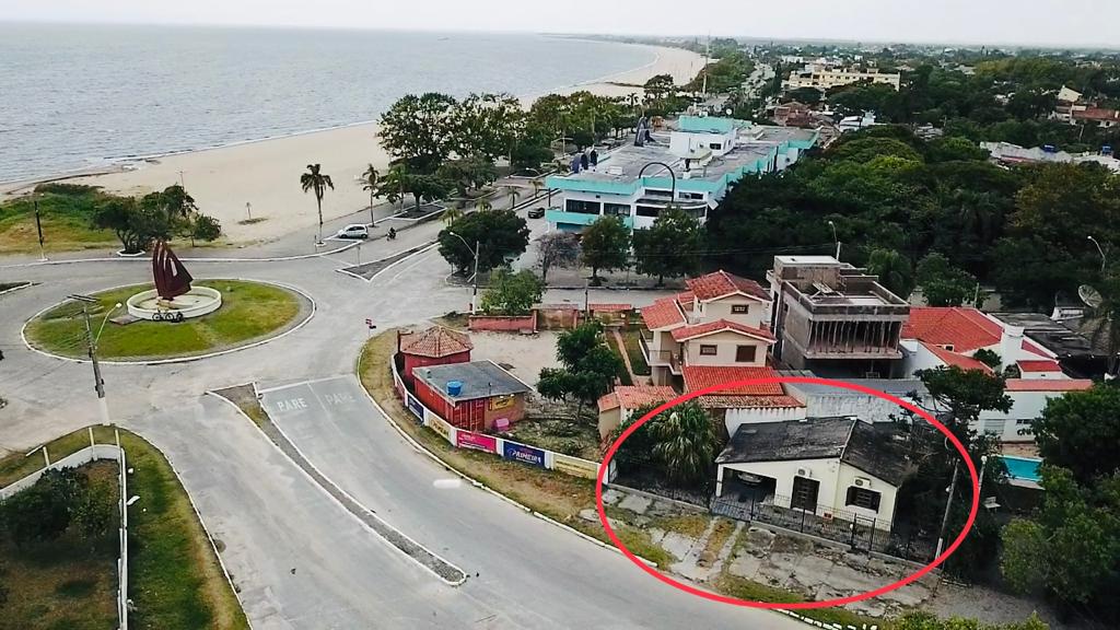 Leilão de uma casa na Praia do Laranjal em ótima localização