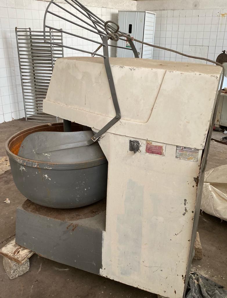 LEILÃO DE UMA AMASSADEIRA MARCA SUPERFECTA, CAPACIDADE PARA 50KG TRIFÁSICA