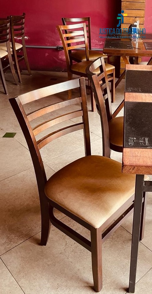 LEILÃO DE CADEIRAS E AR CONDICIONADO