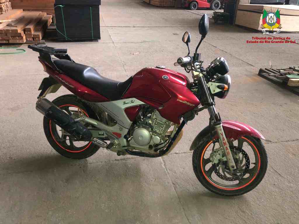 LEILÃO DE UMA MOTOCICLETA YAMAHA/FAZER YS250, ANO/MOD 2007