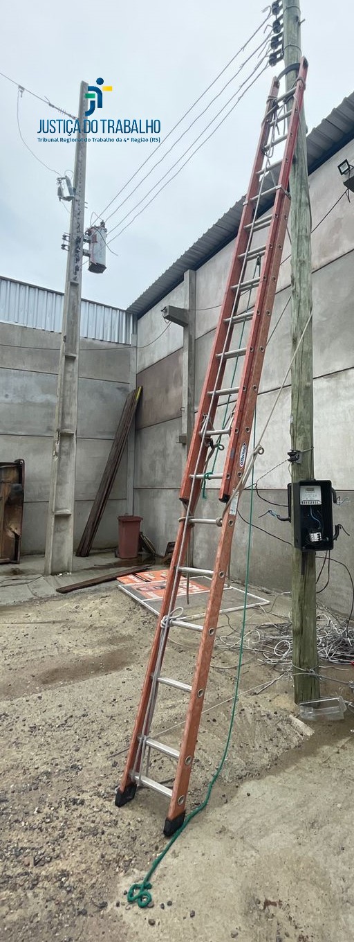LEILÃO DE DUAS ESCADAS EXTENSÍVEIS, MARCA W.BERTOLO