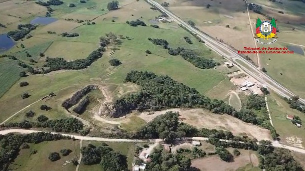LEILÃO DE UMA FRAÇÃO DE TERRAS COM 05HA. 05A. e 33CA, CONTENDO UMA MINA,  EM SÃO LOURENÇO DO SUL
