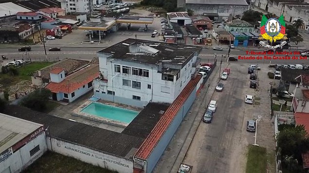 LEILÃO DE UM APARTAMENTO NA AVENIDA FERNANDO OSÓRIO COM 200M²
