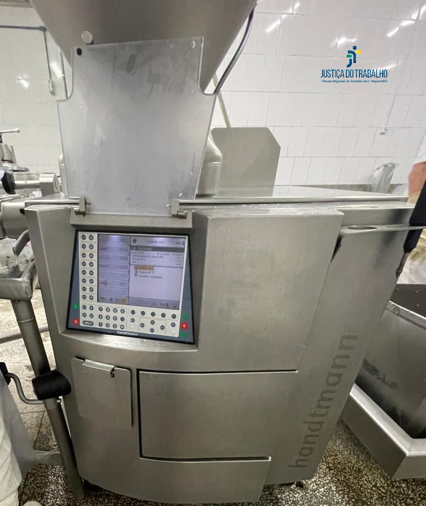 LEILÃO DE UMA MÁQUINA EMBUTIDEIRA, HANDTMANN, COM CAPACIDADE PARA 200KG