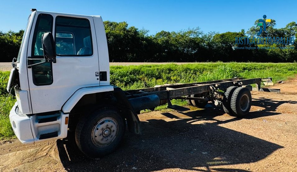 LEILÃO DE UM FORD CARGO 1317F, ANO/MOD 2003/2003