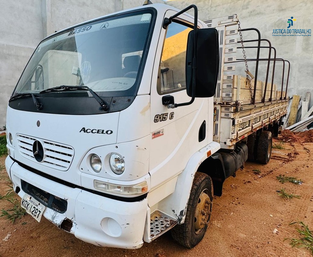 LEILÃO DE UM MERCEDES-BENZ ACCELO 915C, 2008