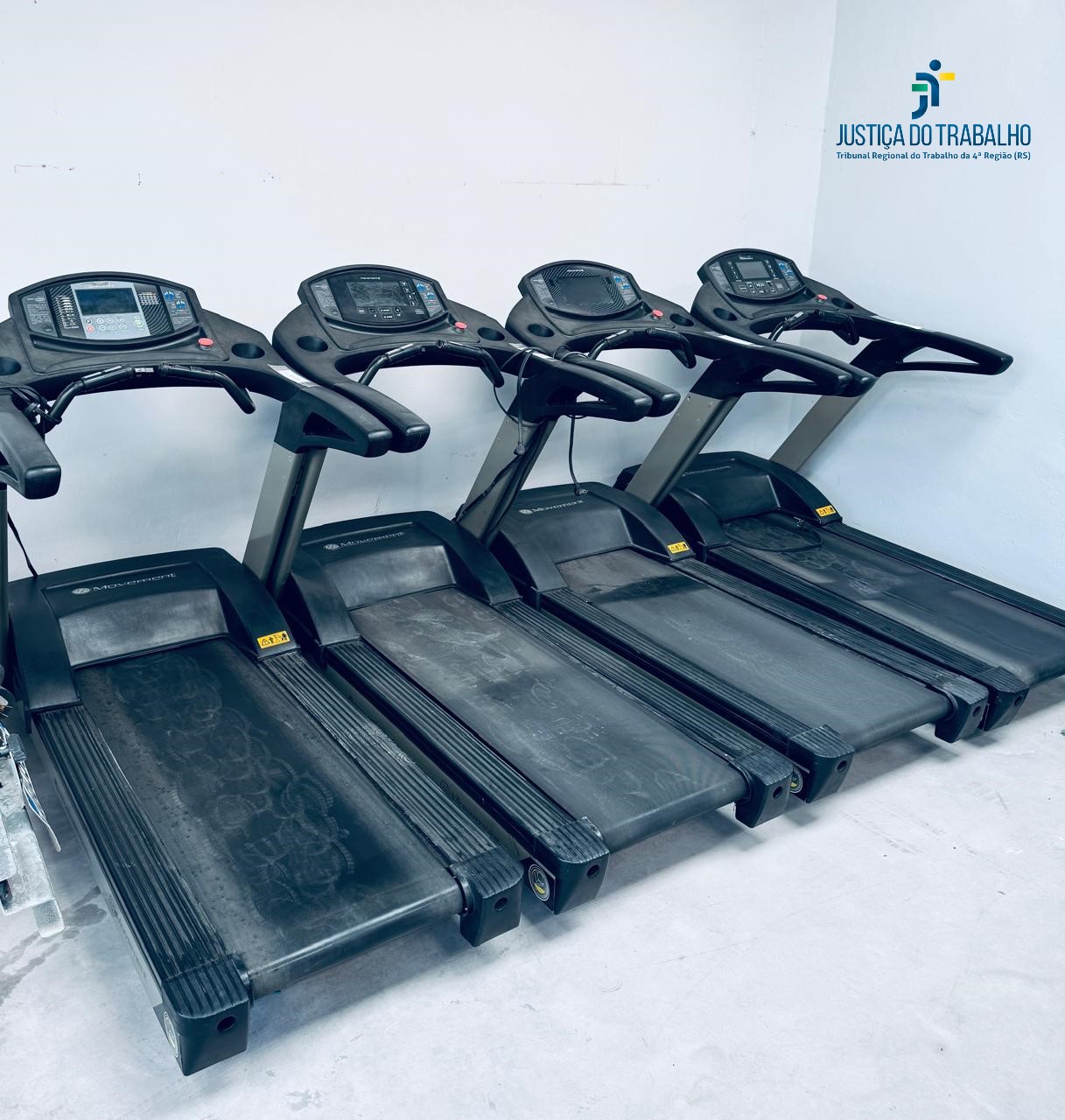 LEILÃO DE 04 ESTEIRAS ELÉTRICAS PROFISSIONAL E INCLINÁVEL MARCA MOVEMENT MODELO RT350