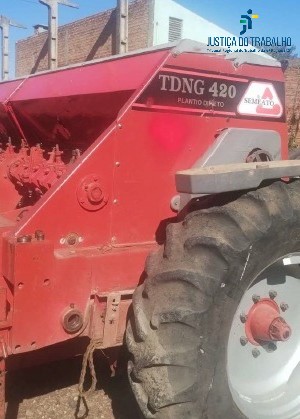 VENDA DIRETA DE UMA PLANTADEIRA MARCA SEMEATO, MODELO TDNG 420, DE PLANTIO DIRETO, 26 LINHAS, COR VERMELHA
