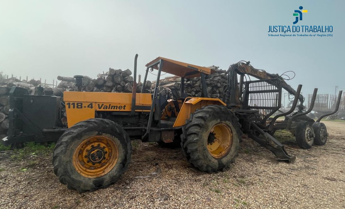 LEILÃO DE TRATOR VALTRA/VALMET 118 4X4 COM GRUA E CARRETA FLORESTAL